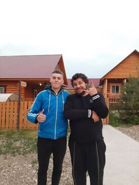 Thomas Mraz (справа) с поклонником