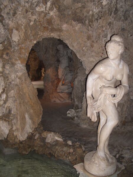 Файл:Villa Litta Lainate Grotte Vecchie.JPG