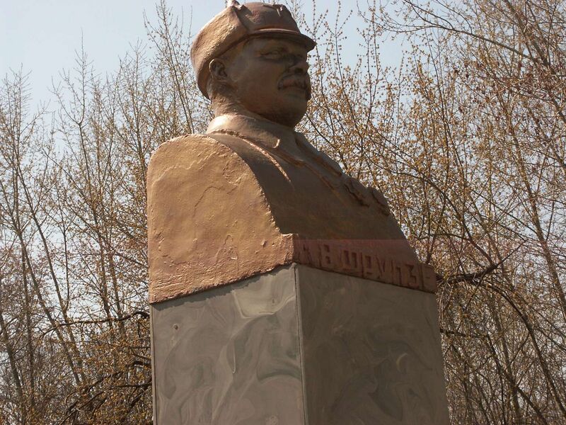 Файл:BustFrunze.JPG