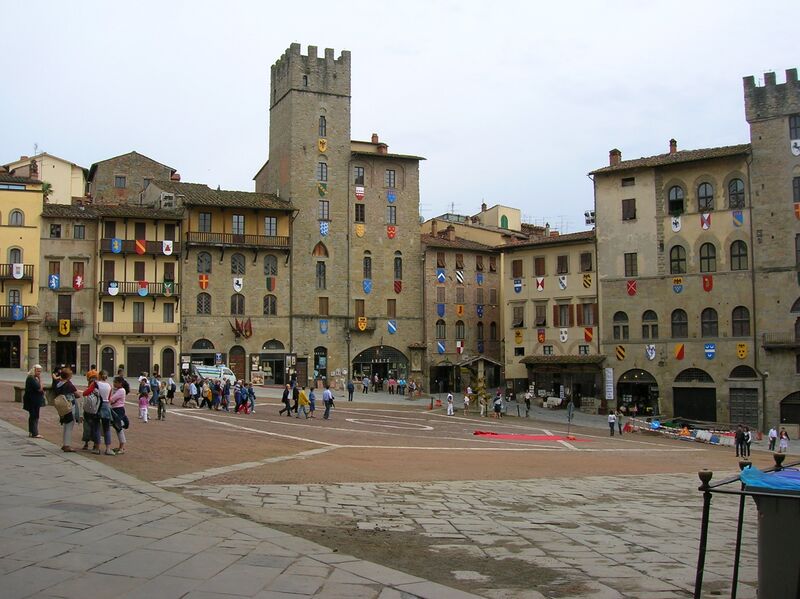 Файл:Piazza Grande Arezzo.JPG
