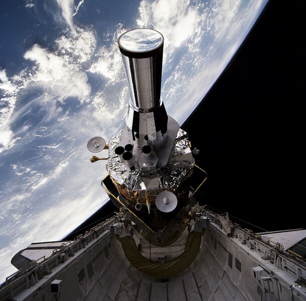 Файл:STS-44 DSP deployment.jpg