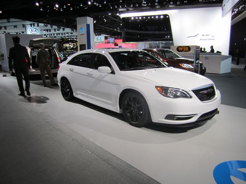 Файл:2012 Chrysler 200 Super S.jpg