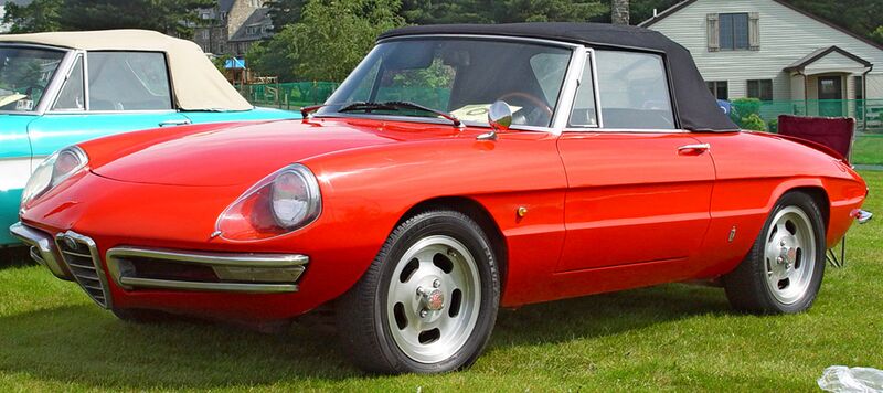 Файл:1967-Alfa-Romeo-Duetto-Red-Front-Angle-st.jpg