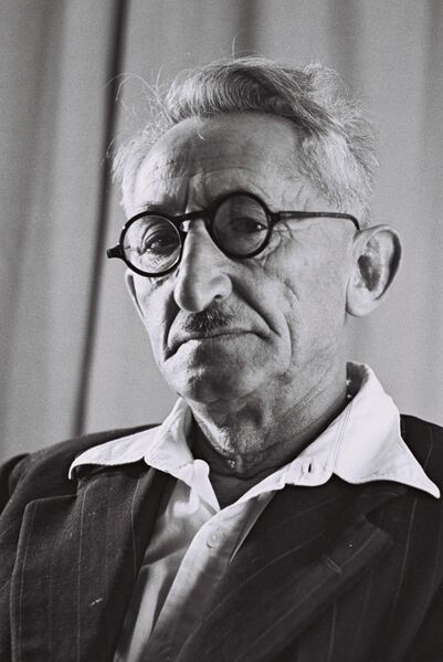 Файл:Shlomo Lavi.jpg