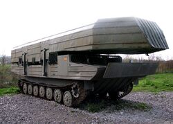Гусеничный самоходный паром в военном музее.