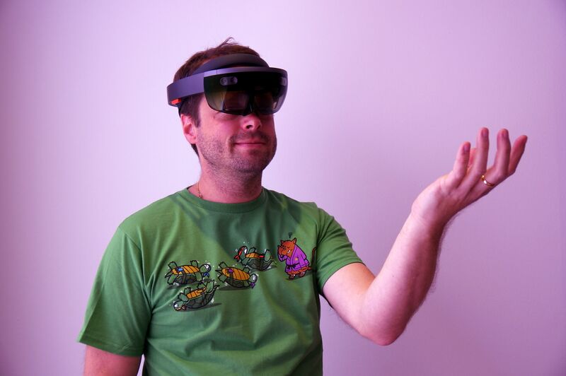Файл:MicrosoftHoloLensBloomGesture.JPG