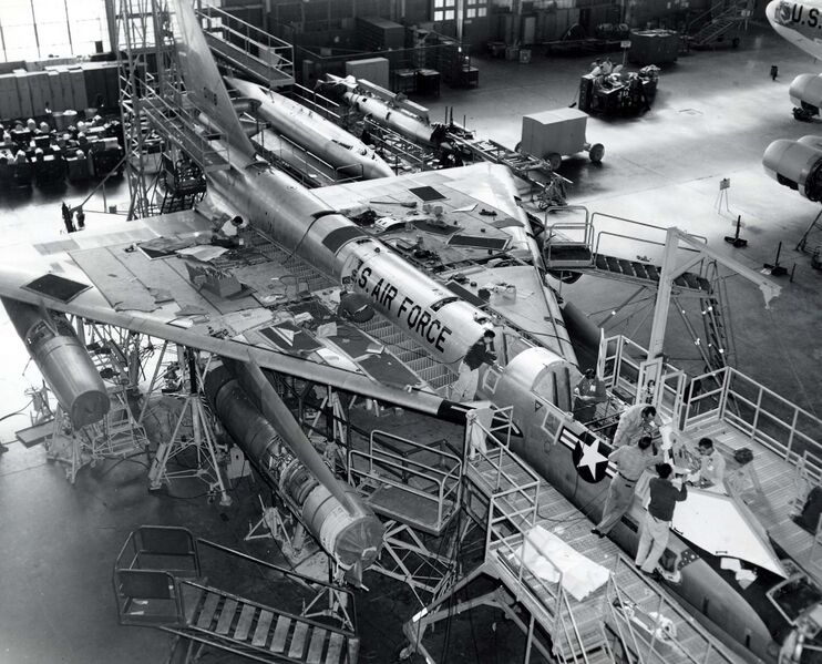 Файл:Convair B-58 under construction.jpg