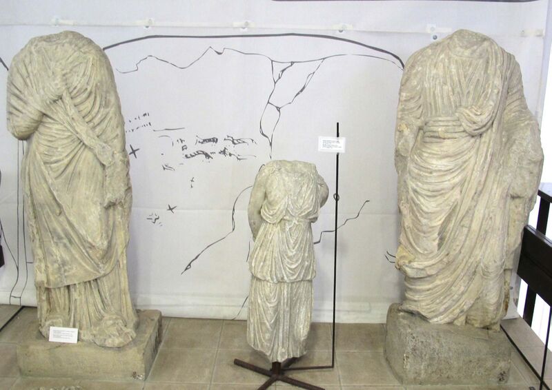 Файл:Tomis, statue I-III sec.JPG