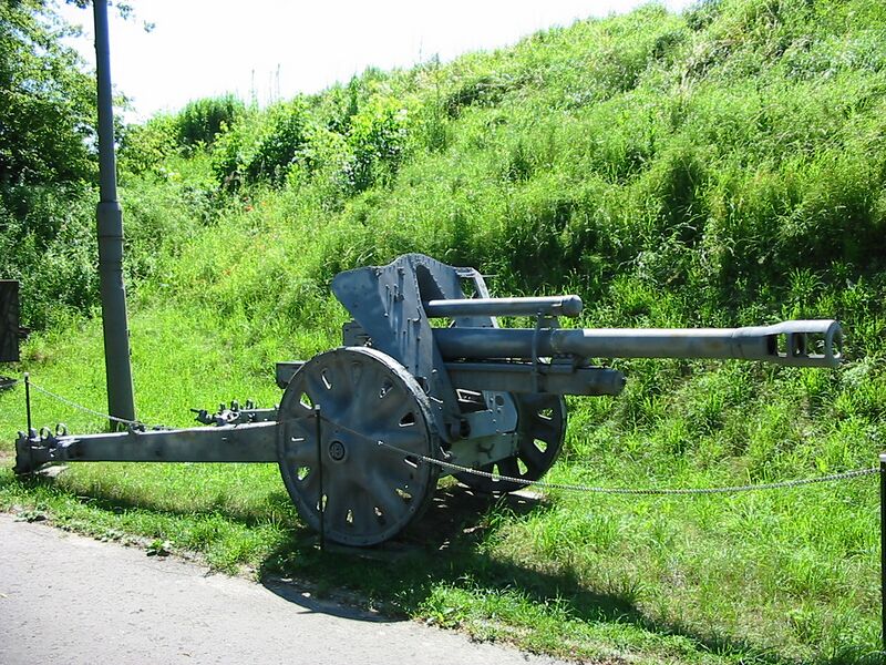 Файл:105 mm howitzer.MPTW.JPG