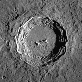 Комбинация снимков зонда Lunar Reconnaissance Orbiter (ширина — 150 км)