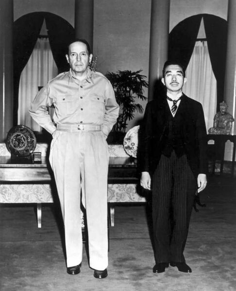 Файл:Macarthur hirohito.jpg
