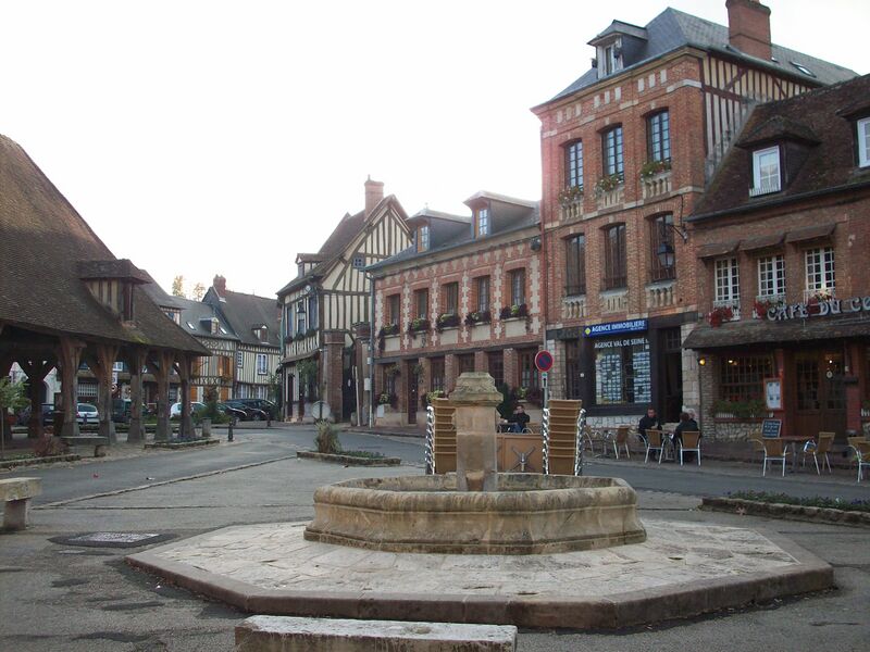 Файл:Place de Lyons-la-Forêt.JPG