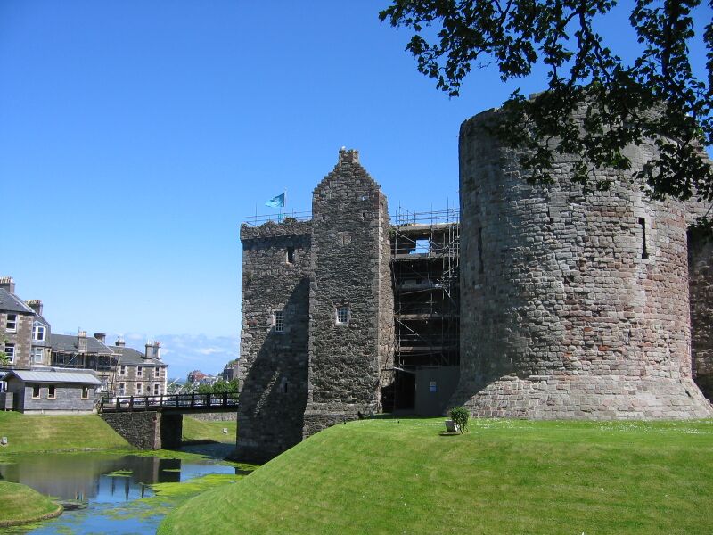 Файл:RothesayCastleNW.JPG
