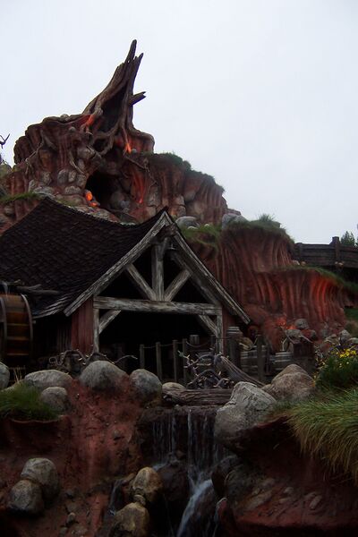 Файл:Splash Mountain.JPG