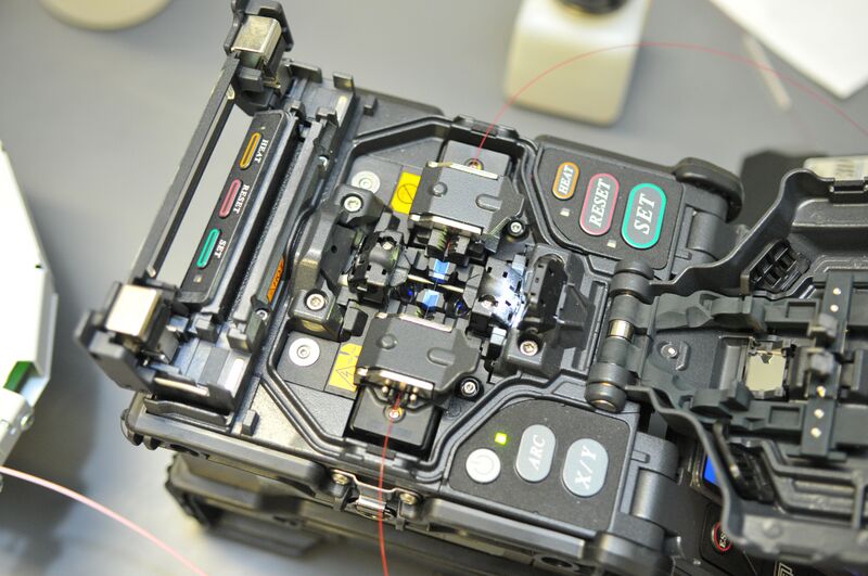 Файл:Optical fiber fusion splicing.jpg
