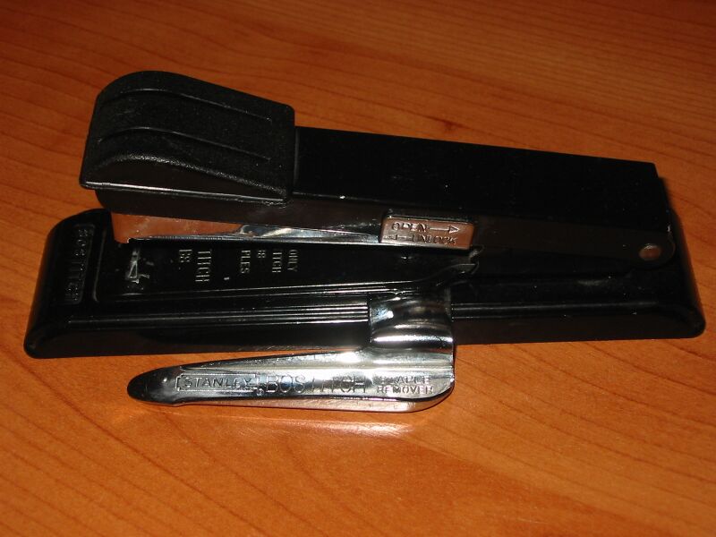 Файл:Stapler with integrated staple remover.JPG