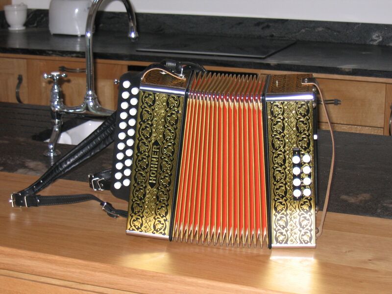 Файл:Hohner Pokerwork DG Melodeon.jpg