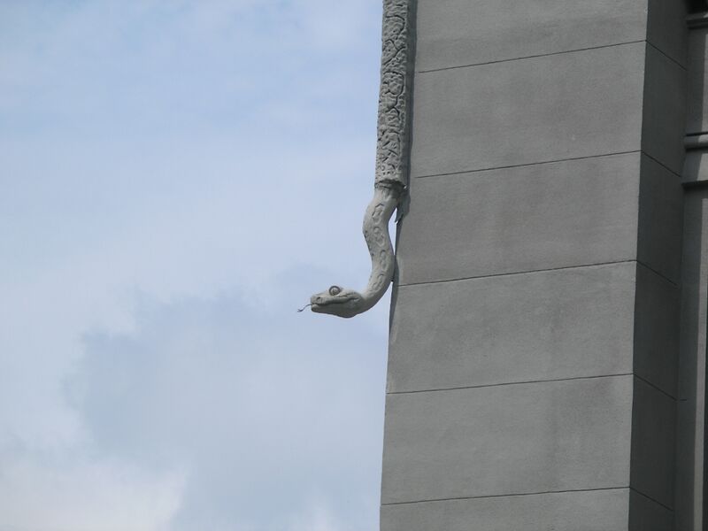 Файл:Snake on House with Chimaeras.JPG