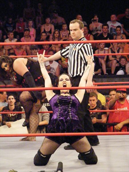 Файл:DaffneyPose1.JPG