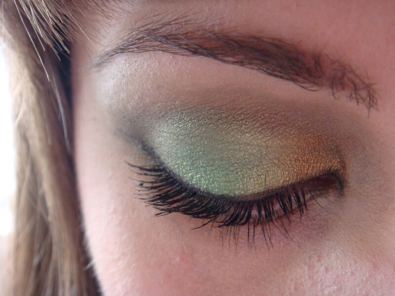 Файл:Eyeshadow looking down.jpg