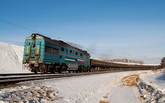 2ТЭ116-1106 с грузовым поездом, работа одной секцией (движение назад)