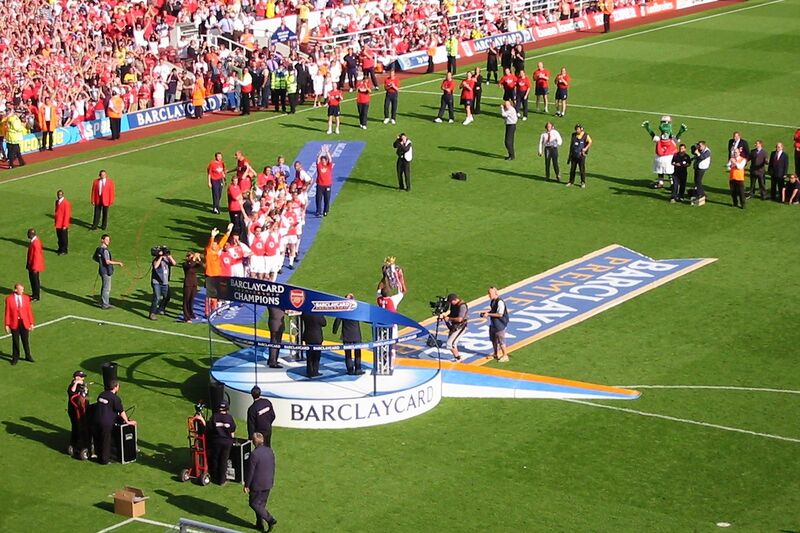 Файл:Trophy presentation Highbury 2004.JPG