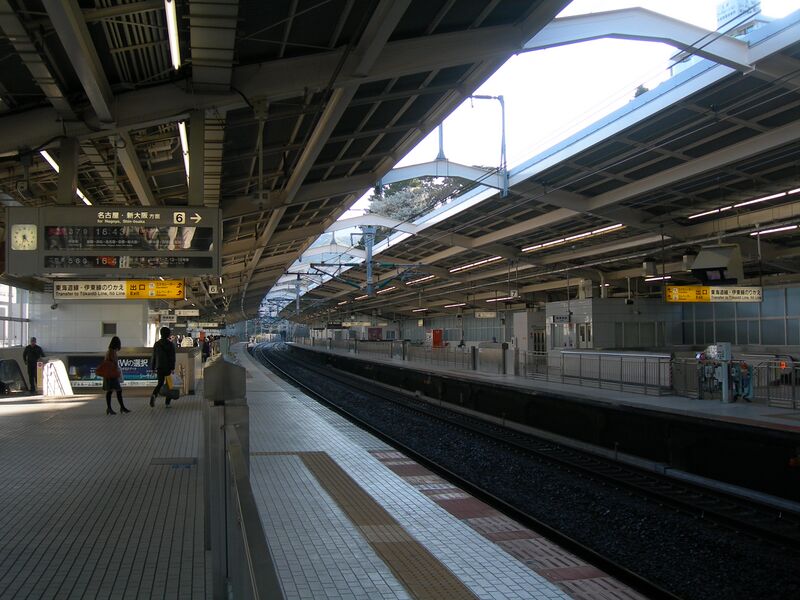 Файл:AtamiStationShinkansenPlatform.JPG
