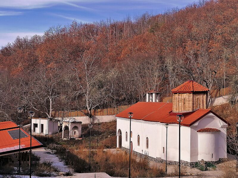 Файл:Peshtera Monastery.jpg