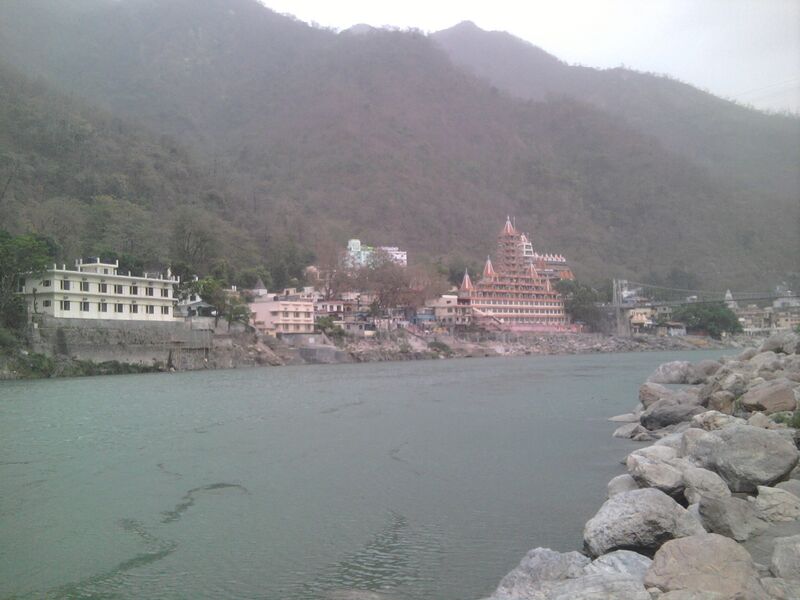 Файл:View of rishikesh from beach.jpg