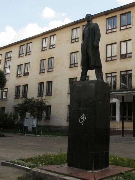 Файл:Mayakovsky statue, vologda.JPG