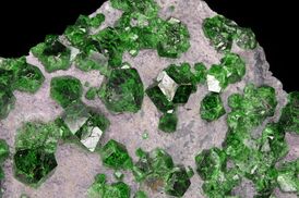Кристаллы уваровита из Сарановского месторождения, Средний Урал, Россия
