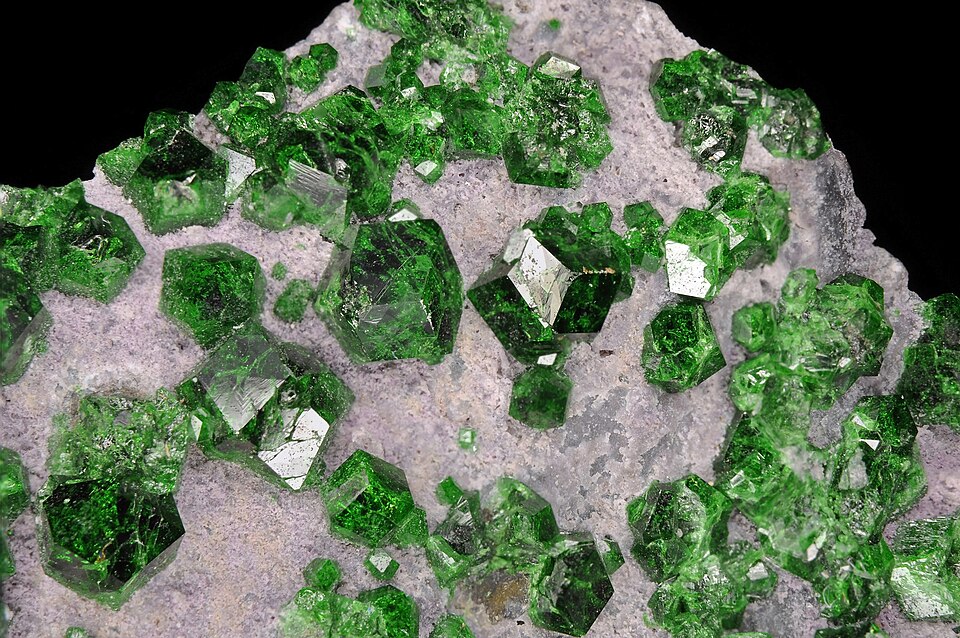 Файл:Uvarovite.jpeg