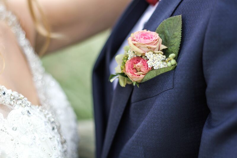 Файл:Buttonhole flowers (Unsplash).jpg