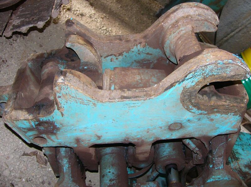 Файл:Excavator Quickhitch retracted.jpg