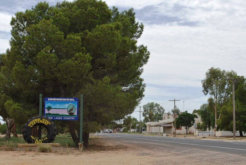 Файл:UnderboolTownEntrySign.JPG