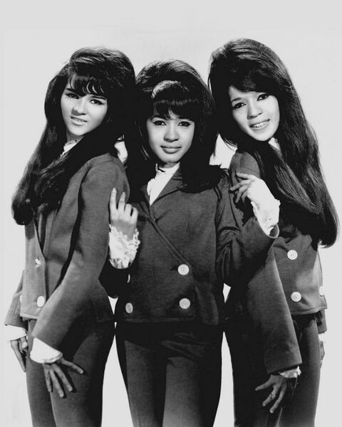Файл:The Ronettes 1966.JPG