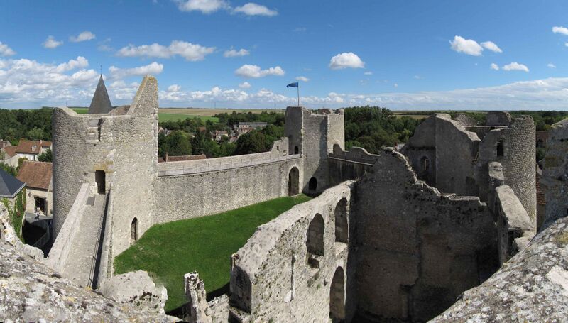 Файл:Chateau de Yevre le Chatel.jpg