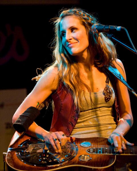 Файл:Emily Robison with dobro.jpg