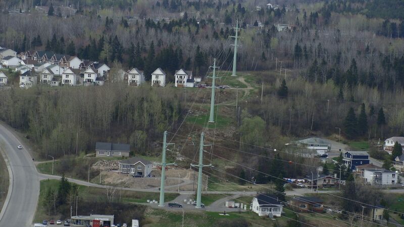Файл:Pylônes Côte Réserve Chicoutimi01.JPG