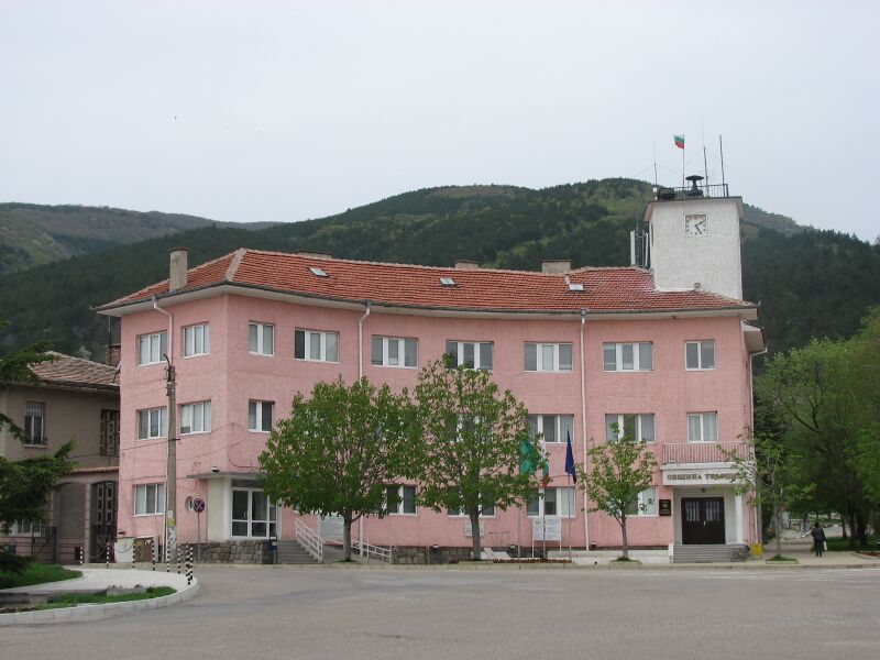 Файл:Tvarditsa town hall.JPG