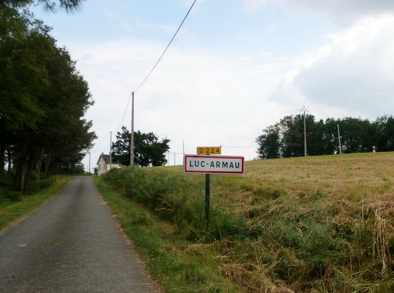 Файл:Entrée dans Luc-Armau.JPG