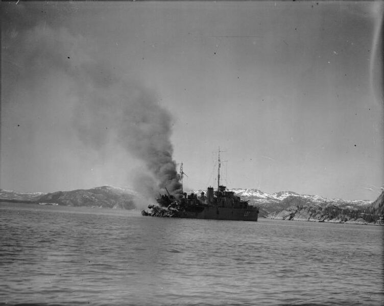 Файл:HMS Bittern ablaze.jpg