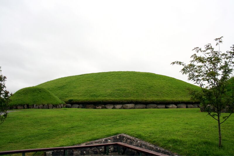 Файл:Knowth01.jpg