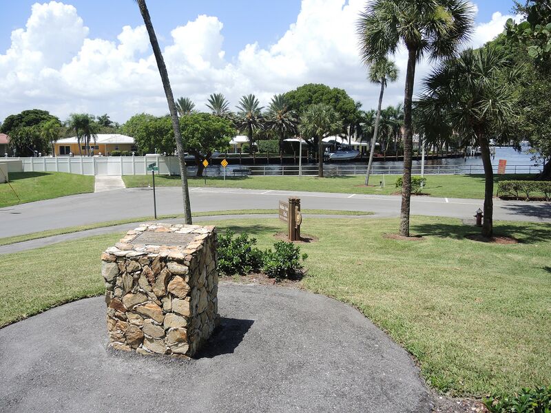 Файл:Pompano Beach Mound 04.JPG