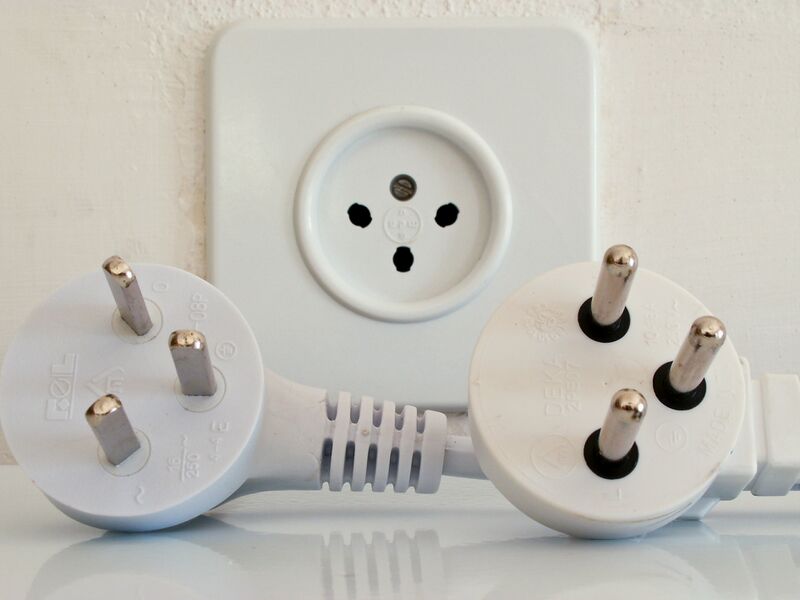 Файл:Israeli-type-H-plugs-and-socket.jpg