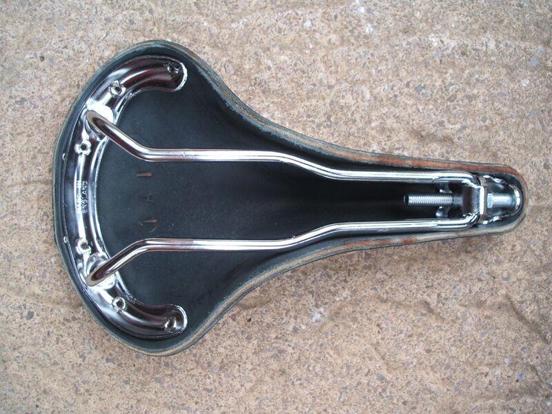 Файл:Brooks saddle underside.jpg