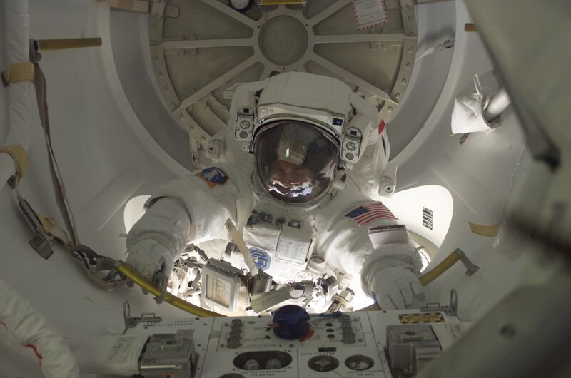 Файл:STS-112 EVA3 David Wolf.jpg