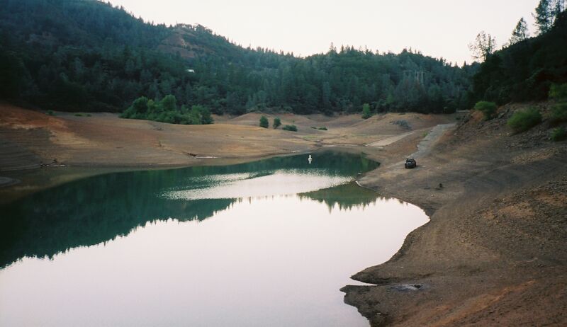 Файл:Shasta Lake low.JPG