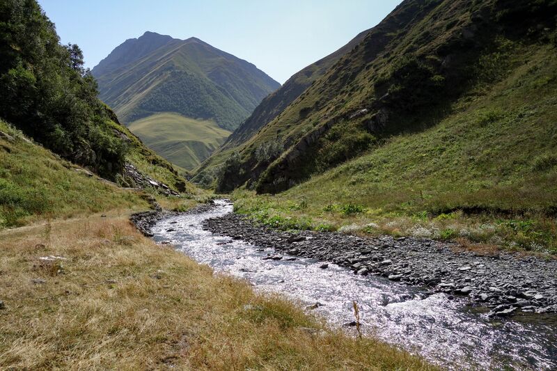 Файл:Upper stream of River Ortskali.jpg
