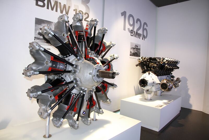 Файл:BMW 132 engine.JPG